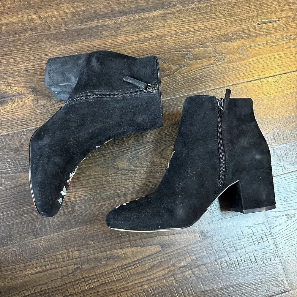 White House Black Market Titus Black Floral Embroidered Suede Ankle Boots Sz 6‎
